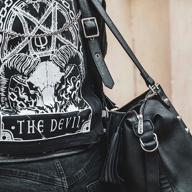 Le charme intemporel du sac bandoulière noir pour femme
