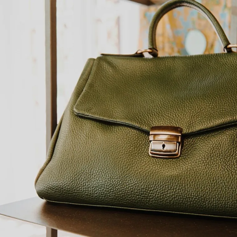 Comment choisir un sac brillant noir pour sublimer votre style