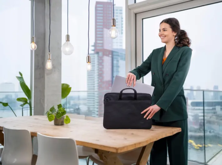 Bologna Sac Mince pour Ordinateur Portable Jusqu'à 16 Pouces, Sacoche Recyclé avec Bandoulière pour Voyage, Affaires, Travail, Collège Noir