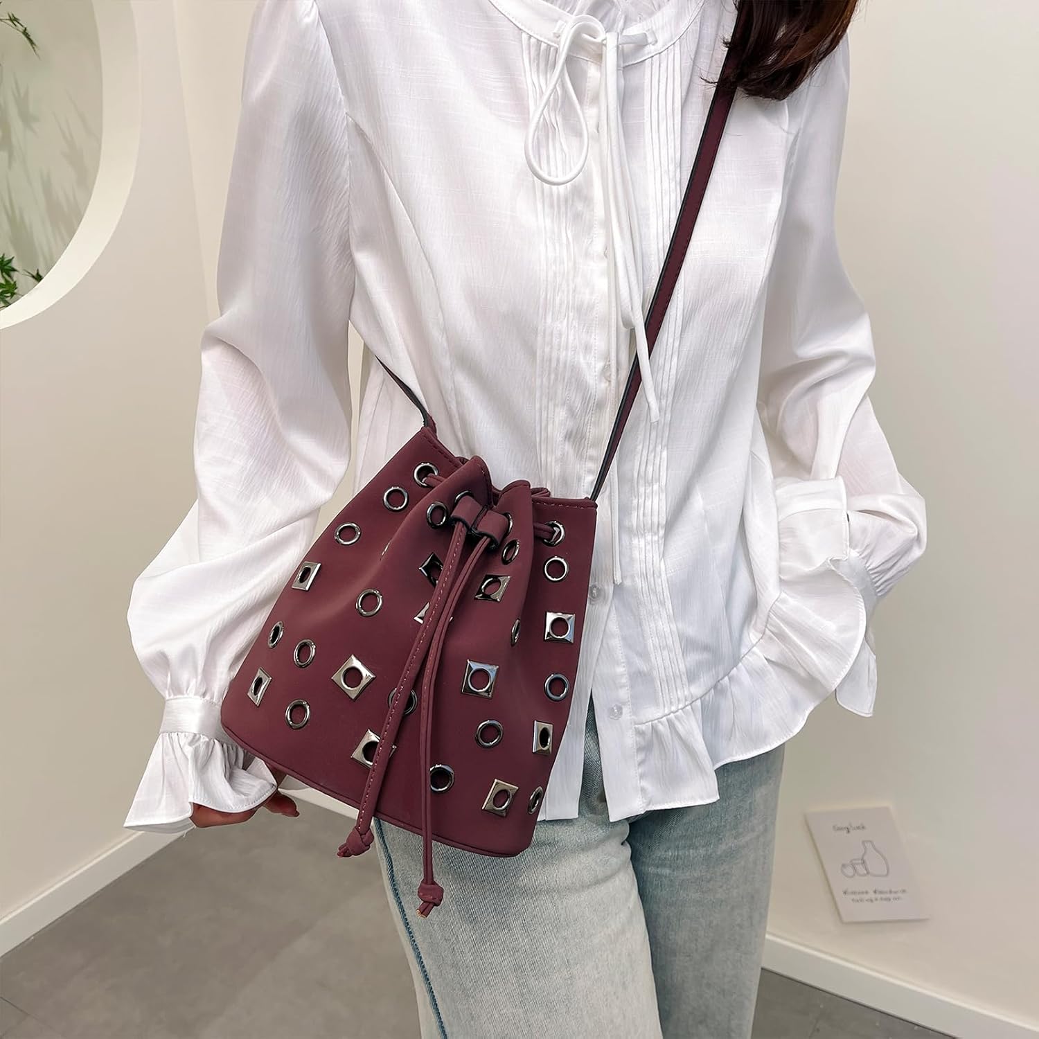 Sacs seau pour femme, mini sac besace en cuir clouté Y2K tendance clouté sac à main seau à bandoulière Rouge Vin