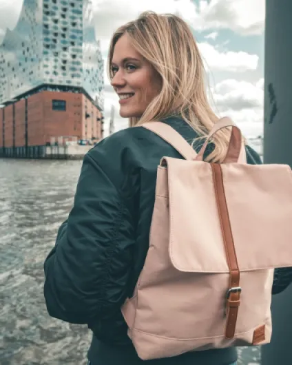 Sac à Dos Femme - JOHNNY URBAN Mia à partir de Pet recyclé – Daypack Durable Haute qualité – Petit Sac 7 litres Unisexe pour Homme & Femme - Imperméable avec Poche pour pc Portable Rosé / Marron