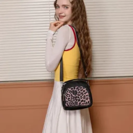 Test Sacoche Femme Bandoulière : le sac à main léopard qui fait le job sans chichis