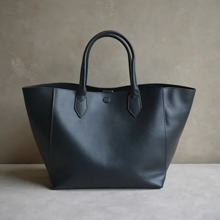 Quelle marque de sac à main femme choisir pour un cabas noir en cuir élégant