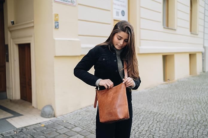 HOLZRICHTER Berlin – Sac bandoulière en cuir pour femme (No 2-1), sac à main cuir véritable cognac 30x22x12 cm, besace élégante pour le quotidien, le bureau et la ville