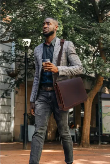 Messenger Bag Homme Cuir - Sacoche Ordinateur 15 Pouces - A4 Sac de Travail Moyen - Bandoulière Réglable - Lancaster Hunter Marron