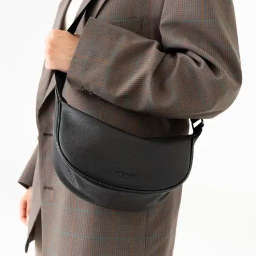 Test Berliner Bags Luna : le sac demi-lune en cuir qui vise le quotidien sans chichis