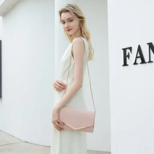 Test Miss Lulu Pochette en Daim Rose : le petit sac de soirée qui fait le job sans ruiner ton budget
