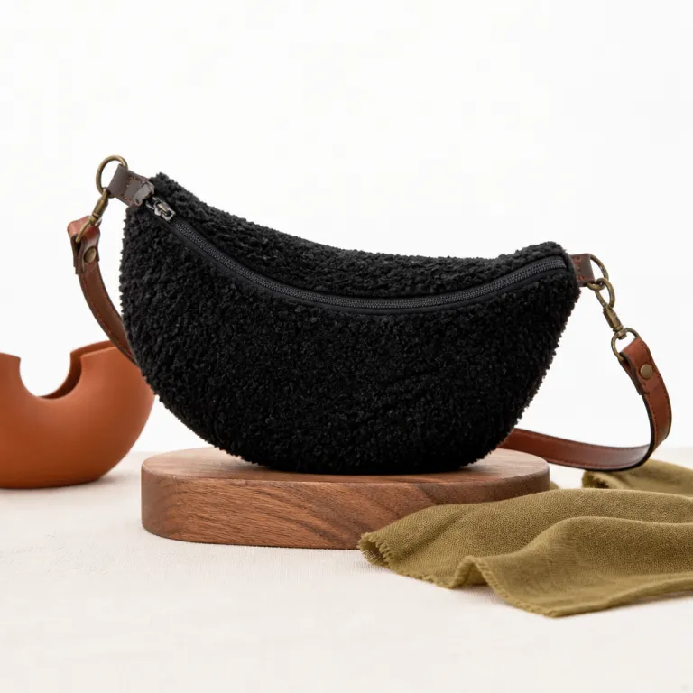 La banane moumoute noire : le sac bandoulière qui réinvente le sac à main noir